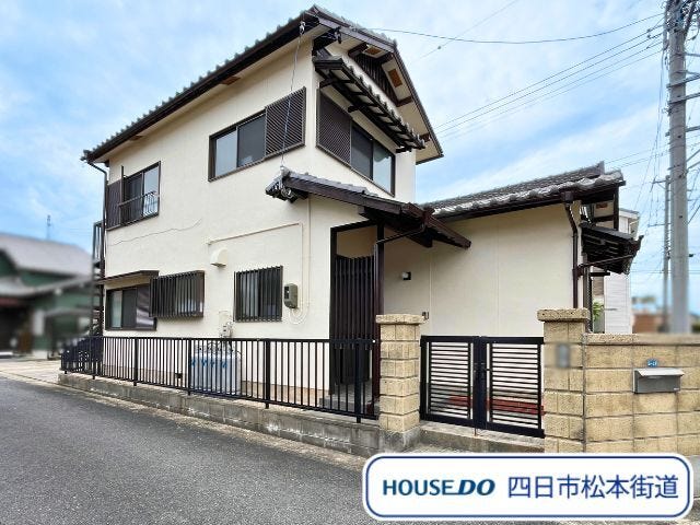 【外観】
大矢知興譲小学校/朝明中学校エリアに建つ水回り新品交換済み!5DKの一戸建てです。周辺環境の確認を兼ねて一度ご見学してみませんか
(2025年10月25年 撮影)