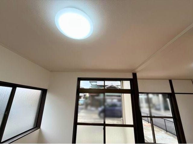 照明&窓上部に換気用小窓
(2025年10月25年 撮影)