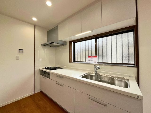 窓があり換気◎出窓なのでちょっと物を置くのにも便利です。キッチン上下の収納も◎
(2025年10月25年 撮影)