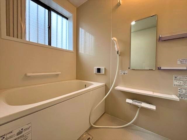 一日の疲れをゆっくり癒してください。浴槽わきに手すりがあるのも便利ですね
(2025年10月25年 撮影)