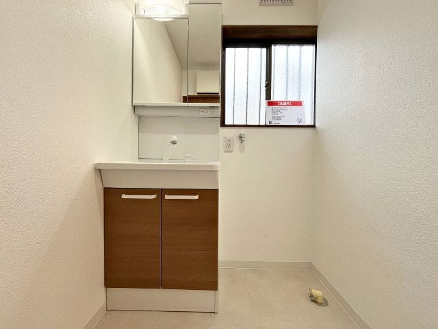 シャワー付洗面化粧台♪手洗い洗濯や洗面台のお掃除もしやすくとても便利です♪洗面所、お風呂の両方に窓があり換気がしやすいのも嬉しいですね
(2025年10月25年 撮影)