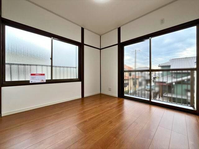 2階洋室4.5帖からはバルコニーへ出られます。南側で光と風がよく通りますね
(2025年10月25年 撮影)