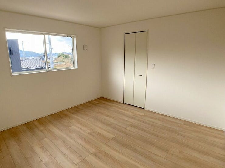 8帖洋室。バルコニーへ出られます。