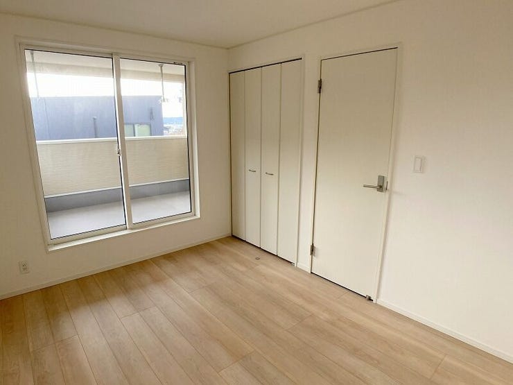 6帖洋室。バルコニーへ出られます。