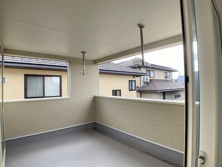 ワイドバルコニーで洗濯物干しはもちろん、くつろぎのスペースにもなりそうです!