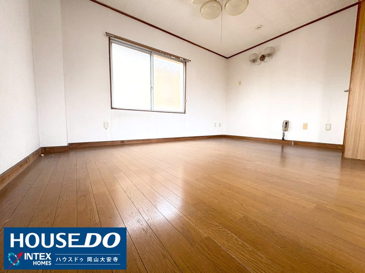 【広々とした明るい洋室】
窓から光が差し込む、開放感のある洋室です。お子様の成長に合わせて、どのように使うか想像が膨らみますね。