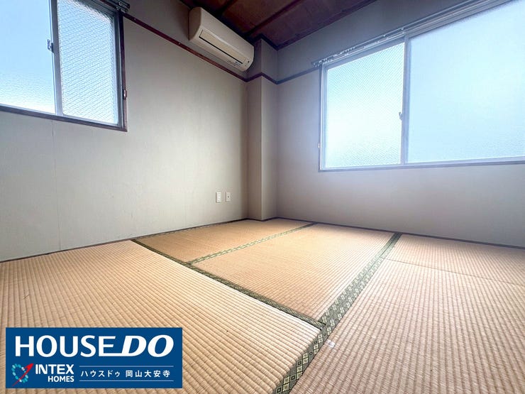 【ホッと一息つける和室】
畳の香りが心地よい和室は、お子様のお昼寝や遊び場にぴったり。客間としても大活躍しますね。