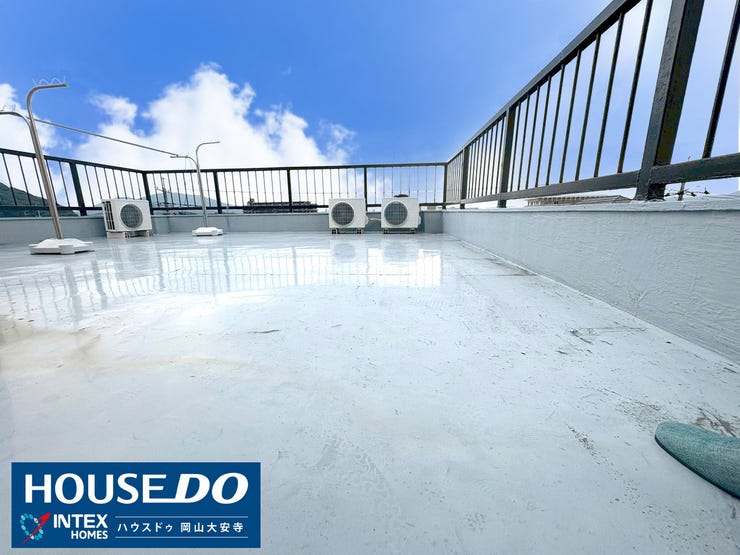 【広々としたルーフバルコニー】
この広さなら、お洗濯物も一気に干せますね。開放感のある屋上で、空を眺めながらゆったりと過ごせます。