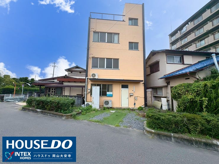 【外観】
【青空に映える個性的な外観】
周囲の街並みに溶け込みながらも、個性が光るデザイン。屋上からは開放的な眺望が楽しめます。