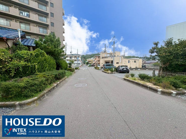 【お車の出し入れもラクラク!】
幅員のある前面道路で、駐車が苦手な方も安心。車通りも少ないので、お子様との外出も安全です。