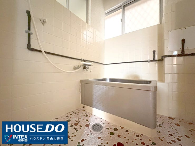 【ゆったりくつろげるバスタイム】
一日の疲れを癒してくれる、落ち着いた雰囲気の浴室です。お子様と一緒でも、リラックスして過ごせますね。