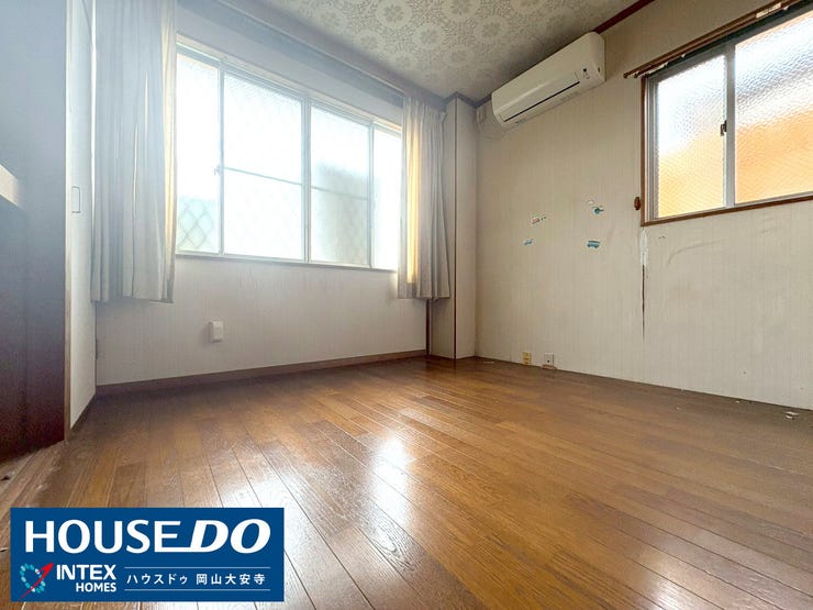 【家族の笑顔が溢れる広々とした洋室】
大きな窓から陽の光がたっぷりと差し込み、開放感のある空間です。お子様の遊び場や家族の憩いの場にぴったりですね。