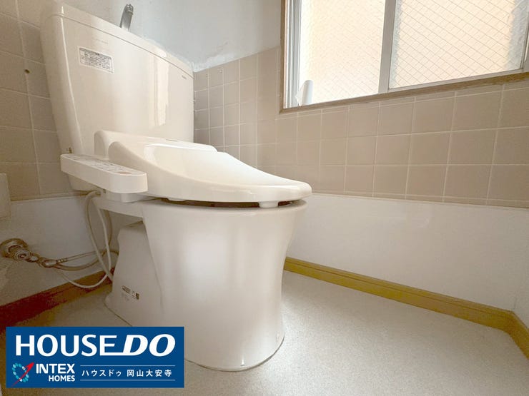 【いつでも清潔で快適な空間】
窓から自然光が差し込む、明るく清潔感のあるトイレです。毎日使う場所だからこそ、気持ちよく過ごせますね。