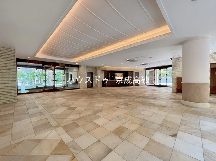 足を踏み入れると静穏な時間が流れるエントランスホール。心やすらぐ憩いのスペース。ゆったりと寛ぎながら、思い思いの時間を過ごせる空間です。