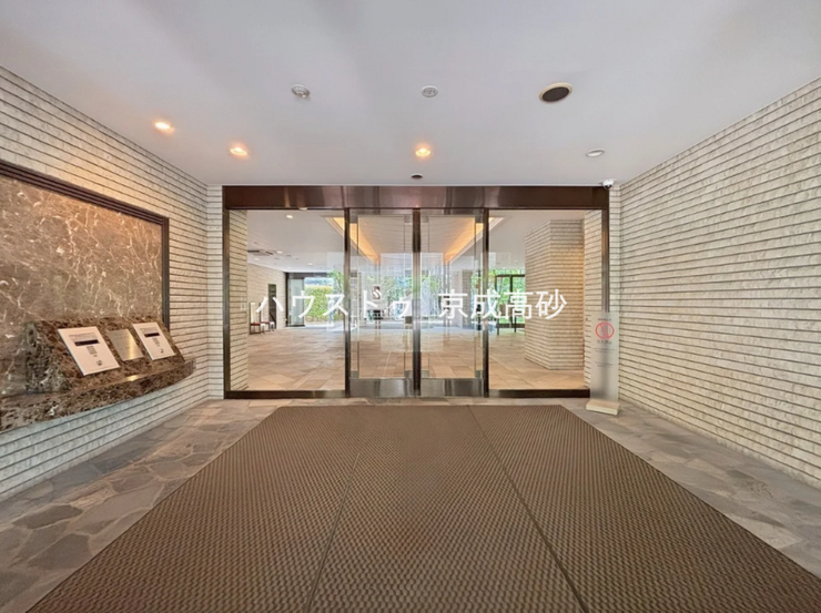 外と内をつなぐエントランスは管理が行き届き、居住者を優しく迎え入れてくれます。