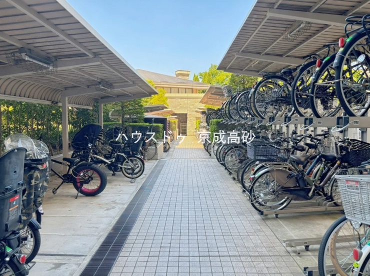 きちんと整備された駐輪場。住む方の心遣いが感じられます。空き状況は、お気軽にお問合せください。