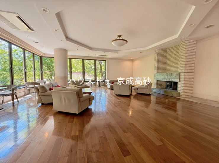 上品で清潔感があるエントランスは住人やゲストを迎え入れ、そして送り出す場にふさわしい上質な空間です。プライベート感が高まるシックな装いのエントランス。