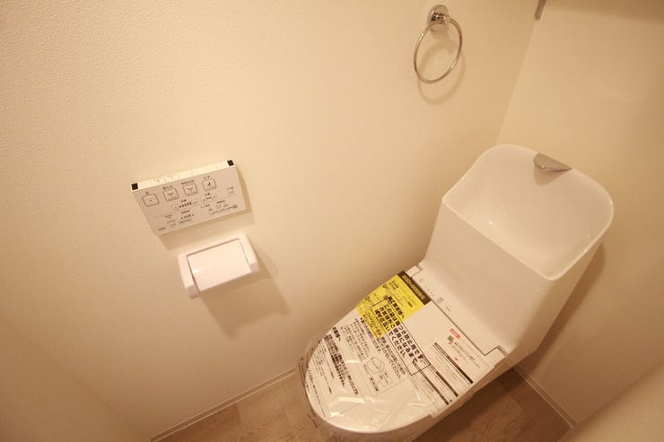 いつも清潔なスペースであってほしいのが毎日使うトイレです。掃除がしやすいのはもちろん、落ち着けるスペースにしたいですね。