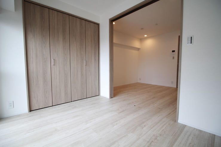 シンプルなデザインの洋室に収納を完備。生活に必要なものをすっきり片付けられ、快適な空間が保てます。