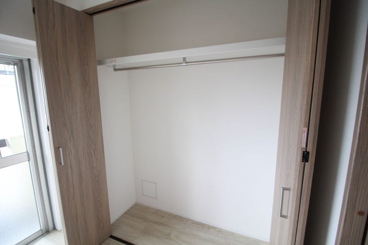 【クローゼット】洋服の保管やしまうスペースは大人1人につき約一畳分が理想です。通路を確保できればより快適に使いこなせます。