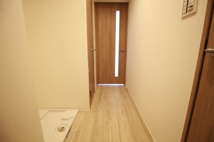 明るく開放的な廊下が、家全体に心地よい風と光を届けます。