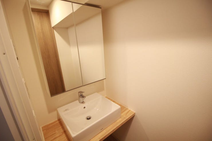 【洗面台】取り付けられた照明が優しい印象を与えてくれるので、朝の準備もスムーズに進みそうですね。