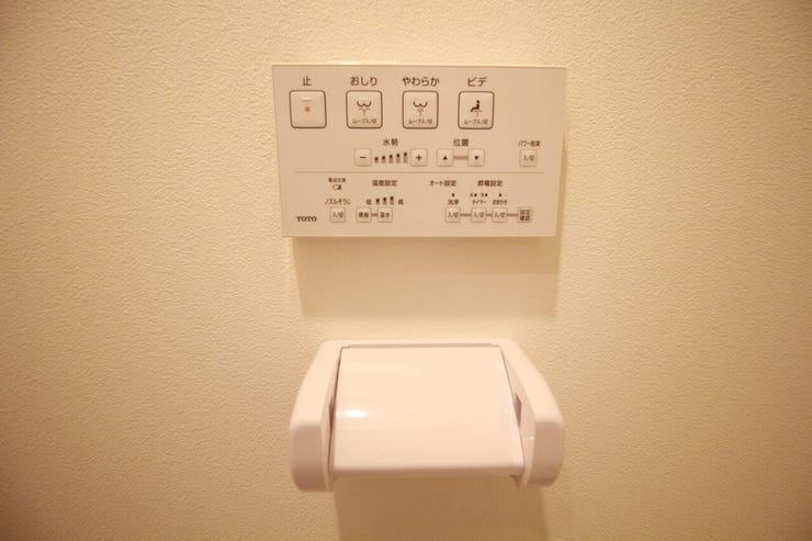 ウォッシュレット付きトイレです。もちろん窓も付いてるので空気の入れ替えも気軽にできます。