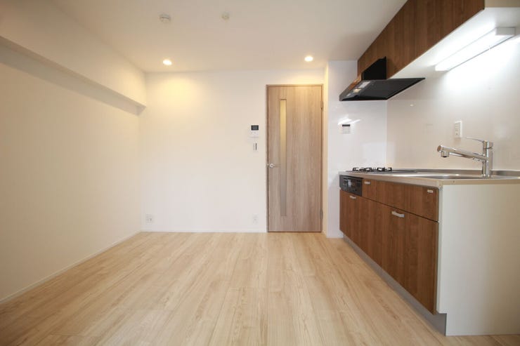 木のぬくもりが感じられるナチュラルな雰囲気に仕上がった室内。ふんだんに陽射しが注ぐ明るいリビングには家族が自然と集い笑顔に。