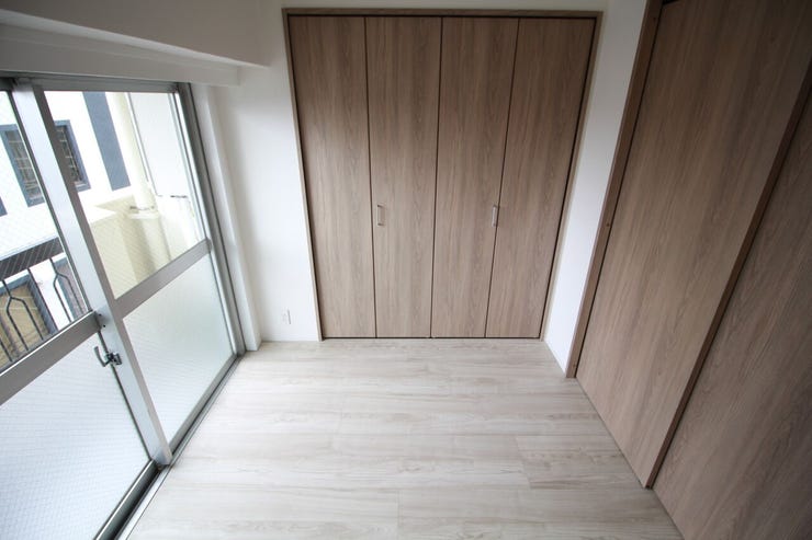 使いやすい収納付きの洋室は、家具の配置もしやすく、暮らしやすさを重視したシンプルな空間です。