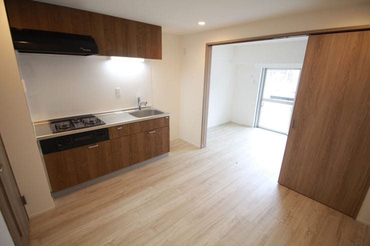 木のぬくもりが感じられるナチュラルな雰囲気に仕上がった室内。ふんだんに陽射しが注ぐ明るいリビングには家族が自然と集い笑顔に。