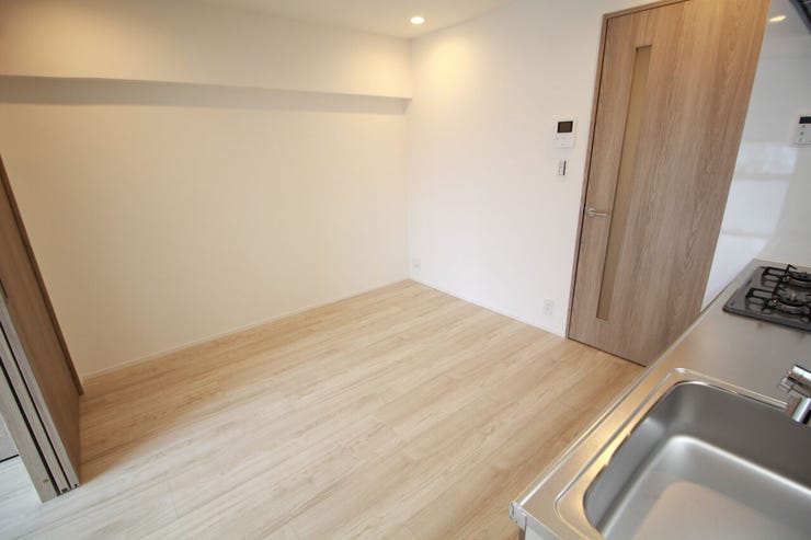 柔らかな色合いのフローリングと清潔感の溢れるクロスが明るい空間を創り出しているリビングダイニング。