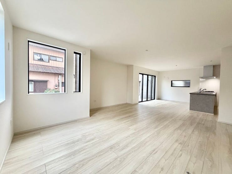 生活する上で必要な施設(保育園、小中学校、スーパー等々)が全てそろっているといっても過言ではないくらい、暮らしやすい環境となっております!