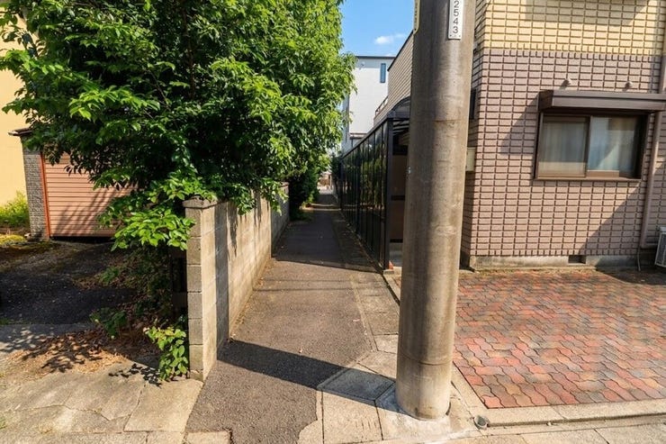 西側前面道路