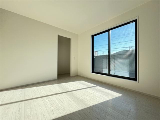 大きな窓からたっぷりの日差しが入り、明るいお部屋になっています。