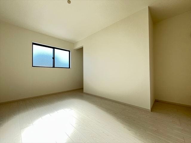 ゆとりのあるお部屋のため、寝室としても使用しやすそうですね。