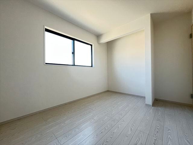 明るく、収納スペースも完備された洋室は、子供部屋としても、寝室としてもお使い頂けます