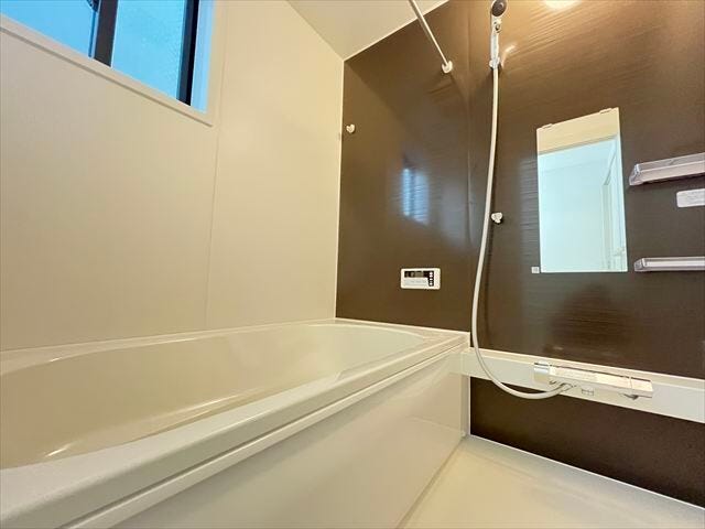 壁の色に変化をつけているので、明るさを保ちつつも落ち着いた印象の浴室です。広々としたバスタブは1日の疲れをリフレッシュ出来そうですね。