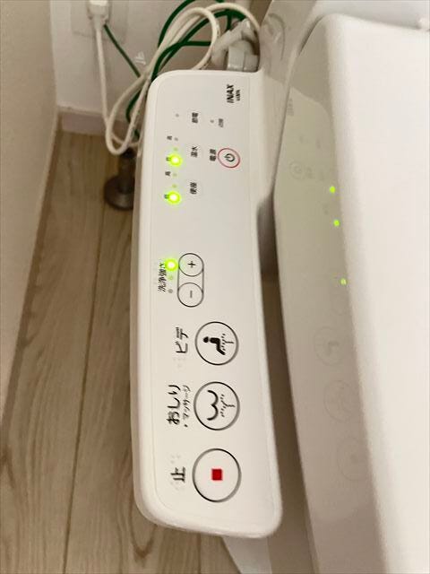 ウォシュレット機能付ですので寒い時期も便座を温かくでき安心して座ることができますね。