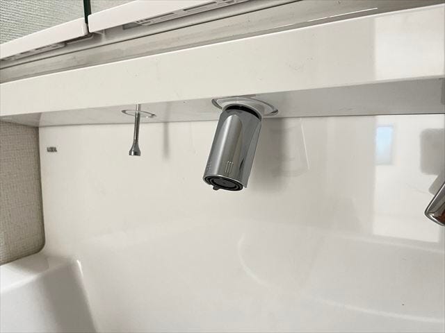 三面鏡にハンドシャワー付き。使いやすい洗面台。