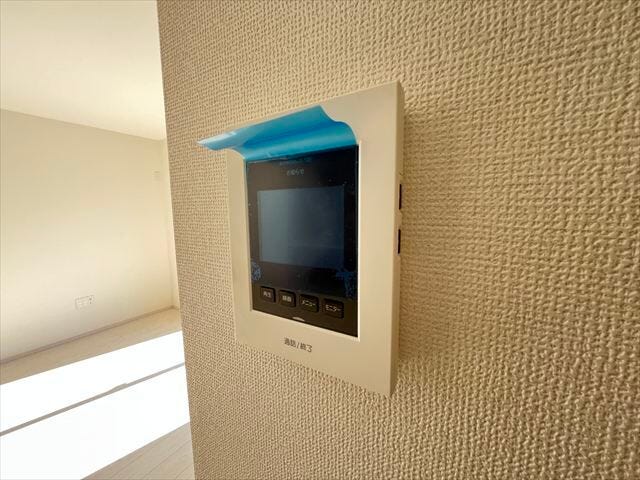 インターホンにモニターが付いているので、玄関まで行かずに来客の対応が出来ます!