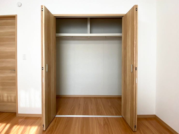 室内(2025年10月)撮影
◎本日案内可能◎
カテゴリー別に収納できるクローゼット!ポール付きでお気に入りの衣類も綺麗にしまっておけます♪