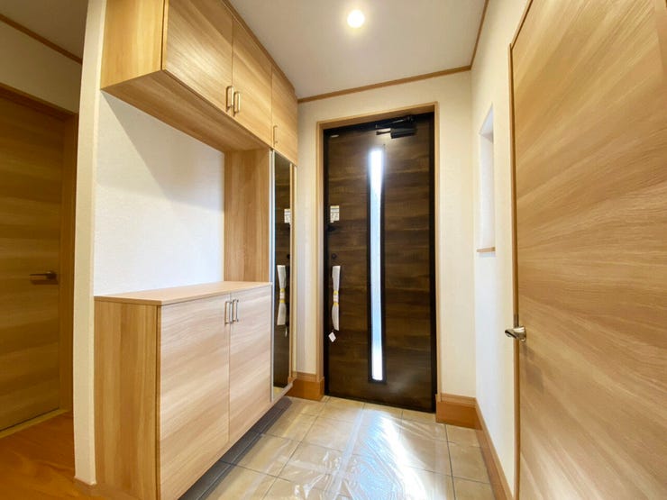 室内(2025年10月)撮影
◎本日案内可能◎
全身鏡付きの玄関!お出かけ前の身だしなみチェックもばっちりですね♪