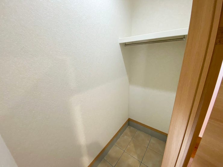 室内(2025年10月)撮影
◎本日案内可能◎
ご家族の靴だけでなくアウトドア用品もたっぷりおけるシューズインクローゼット!