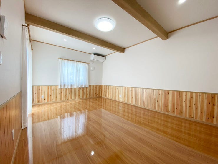 室内(2025年10月)撮影
◎本日案内可能◎
2箇所の窓から明るい日差しが入ってきてリビング全体が明るくなりますね♪