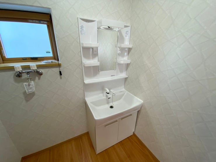 室内(2025年10月)撮影
◎本日案内可能◎
湿気のたまりやすい洗面所にも、小窓があるので小まめに換気でき衛生的です◎