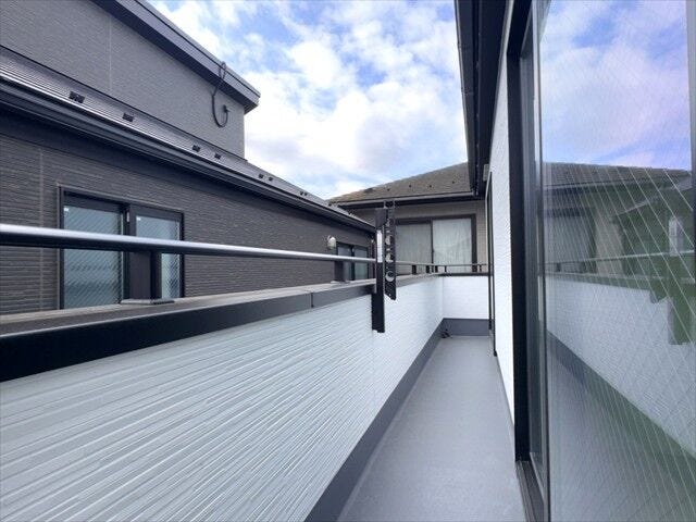 バルコニー:南向きのバルコニーです。広めなのでたくさんのお洗濯も一度に干すことができそうです。