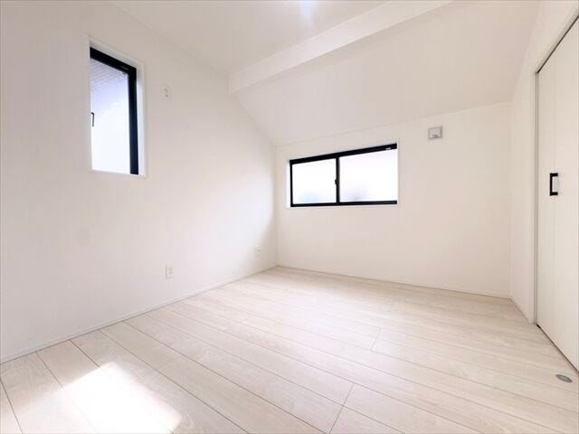 4.5帖洋室:2面採光によって、暗くなりがちな北側のお部屋を明るくしてくれます。