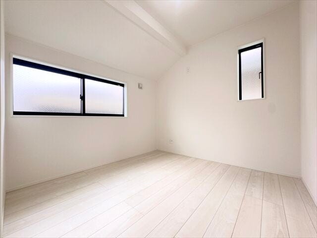 5帖洋室:横長の窓がたっぷりと日差しを入れてくれるので、北側にあるお部屋ですが明るい空間になっています。天気のいい日の朝は気持ちよく起きることができそうです。