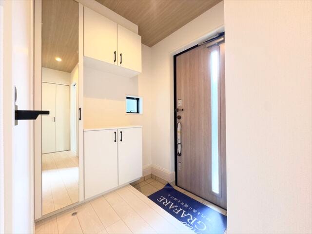 玄関:収納が天井まであるので、ご家族分の靴をすっきりと片付けることができます。小物を飾れるスペースがあるのでオシャレな玄関にすることができます。