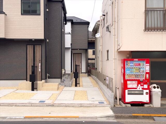 駐車場:舗装された駐車場です。1台停めていただくことが出来ます。